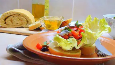Домашний хлеб на оливковом масле с чесночной пастой и салатом по испански