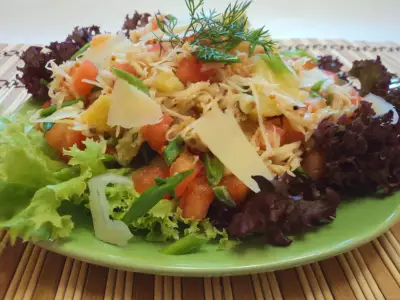 Картофельный салат с помидорами и сыром.