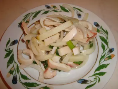 Салат из кальмаров, картофеля и лука