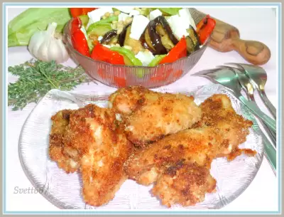 Куриные крылышки с салатом из овощей гриль с кедровыми орешками и брынзой