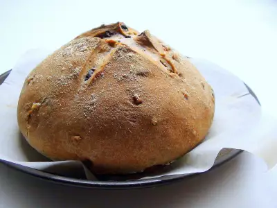 Гречишный хлеб с изюмом и орехами, на яблочной закваске