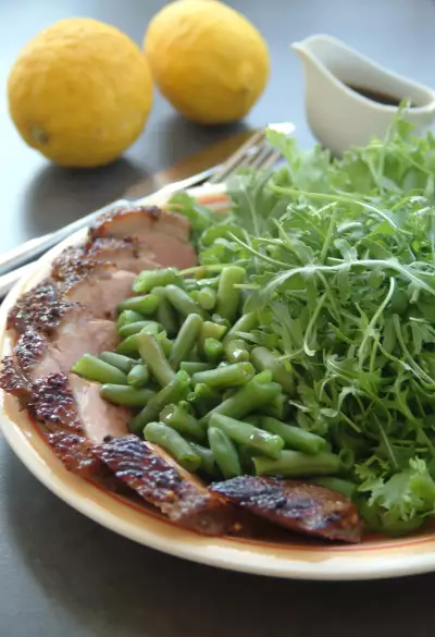 Салат из утки со стручковой фасолью и рукколой