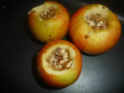 Печеные яблоки с ,медом и орехами