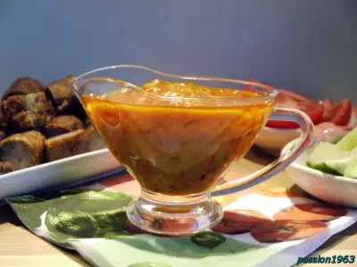 Острый томатный соус с корнишонами