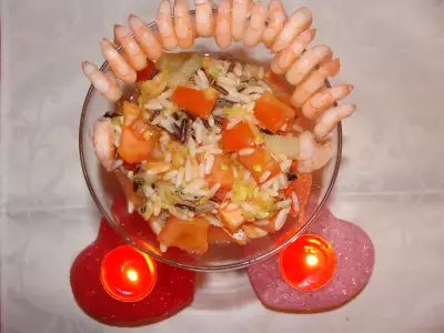 Теплый салат с диким рисом и креветками