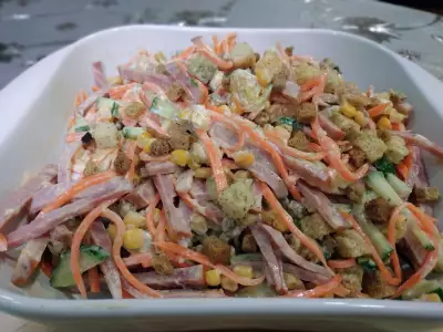 Салат с сухариками и рецепт легкого майонезного соуса