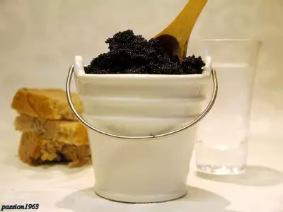 Черная икра, как правильно подать и вкусно съесть (кинокулинарный фм)
