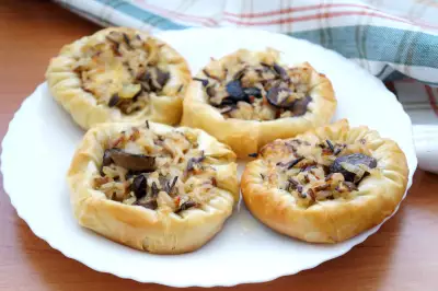 Пирожки гнёздышки из теста фило с цветным рисом и грибами