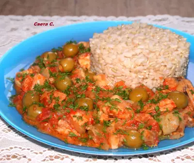 Рыба с овощами и оливками с рисом на гарнир