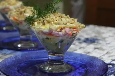 Салат коктейль с телячьей колбасой, сыром и грецкими орехами.(тест-драйв с окраиной)