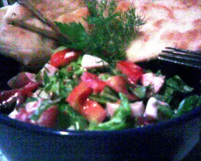 Салат с рукколой ветчиной и помидорами и пресные дрожжевые лепешки к нему