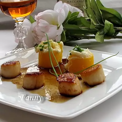 Морские гребешки с соусом из сладкого портвейна и с рулетиками из болгарского перца
