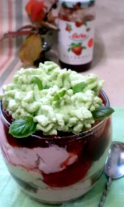 Творожно- йогуртовый десерт с клубничным конфитюром и базиликом.