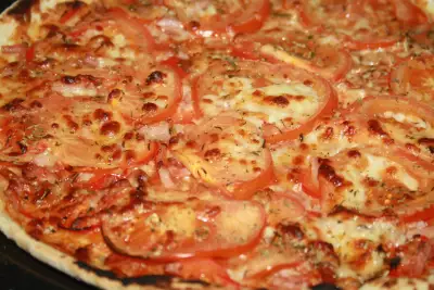 Пицца "сочная" с помидорами, ветчиной и паприкой