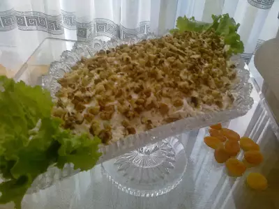 Вкусный салат с курагой и орехами