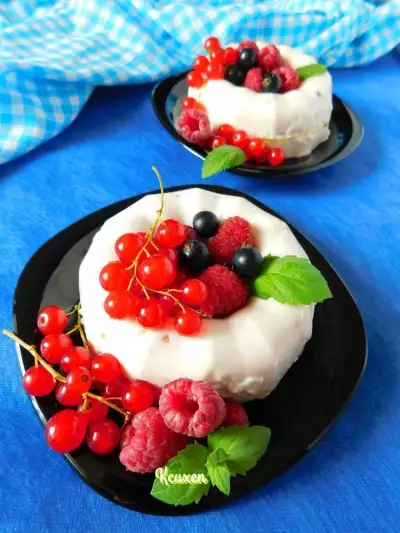 Молочно-сливочное желе с ягодами
