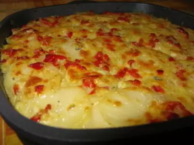 Картофель дофин с двумя видами сыра и паприкой