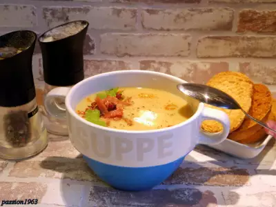 Суп-крем из кольраби с беконом и ветчиной