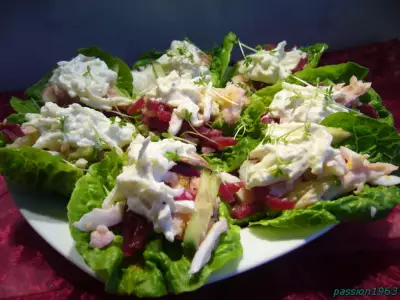 Салат с форелью горячего копчения огурцом и свеклой в лодочках из салатных листьев