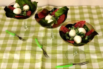 Итальянский коктейльный салат с салями моцареллой и горошком