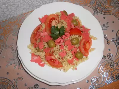 Салат с фузилли оливками сыром red pesto и помидорами