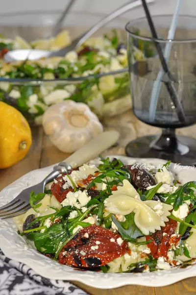 Салат фарфалле с рукколой козьим сыром и вялеными томатами с чесночным соусом