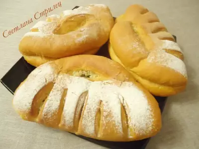 Томатный хлеб с чесноком, сыром и зеленью