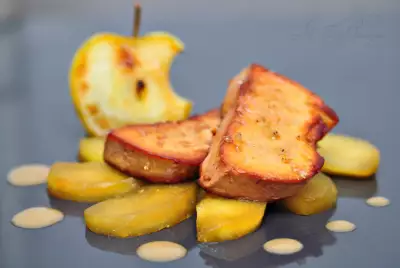 Фуа-гра с карамелезированными яблоками фламбе и  яблочно-медово-соевым  соусом