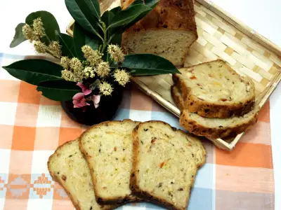 Пикантный хлеб с ветчиной, сыром, помидорами и базиликом.
