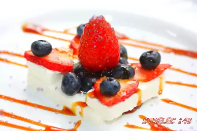 Десерт из сыра манури с ягодами и карамелью