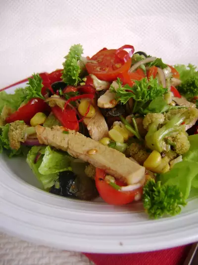Салат с жареной свининой и брокколи с овощами