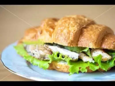 Сэндвич-круассан с курицей и брынзой