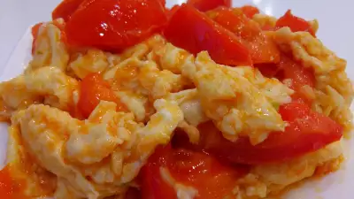 Жареные помидоры с яйцами