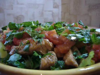 Ароматный салат с индейкой и печёным перцем
