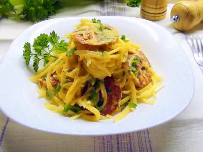 Спагетти с чоризо и жаренным яичным кремом