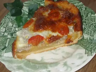 Пирог пицца с фаршем пореем моцареллой