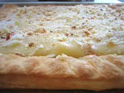 Яблочный пирог с пудингом на слоеном тесте