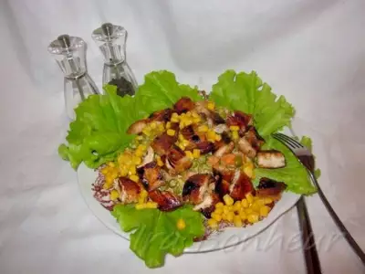 Горячий салат из курицы гриль с кукурузой