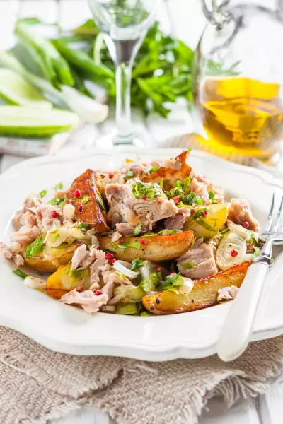 Салат из картофеля и тунца с луком и петрушкой