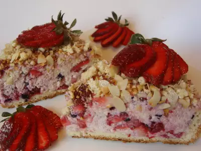 Бисквитный пирог с ягодами и кремом.