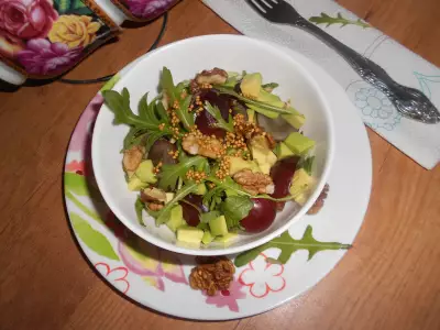 Салат с виноградом, авокадо и рукколой