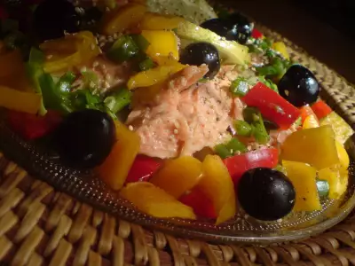 Салат с морской форелью и овощами