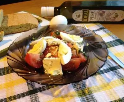 Салат с брынзой, помидорами и яйцом