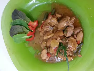 Курица с кокосовым молоком, зеленым карри и овощами