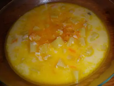 Сырный суп с красной рыбой, заодно солим рыбку.