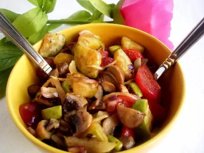 Теплый салат из грибов с цуккини и базиликовым маслом. фм « моя иллюстрация к рецепту».
