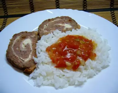 Рис индика с мясным рулетом и томатным соусом