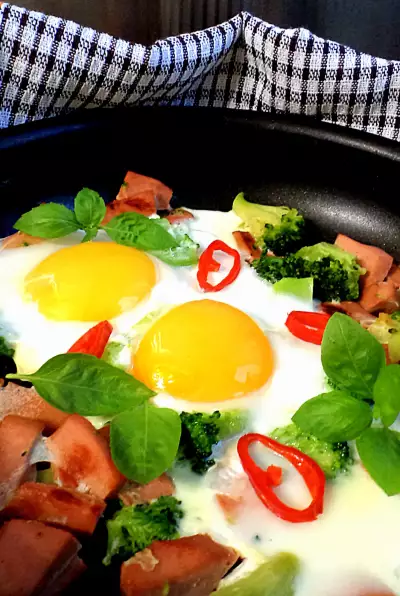 Яичница "солнечный завтрак с "окраиной"  (с колбасой, брокколи, острым перцем и базиликом)! тест-драйв с окраиной.
