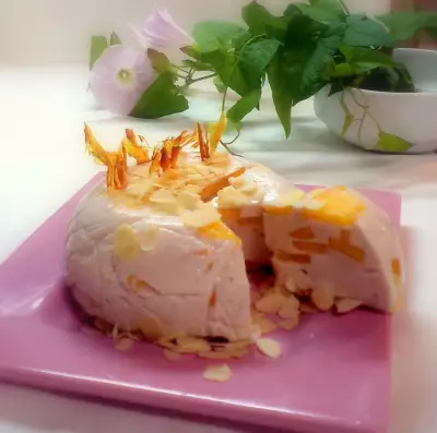 Легкий освежающий йогуртовый десерт с персиками и карамелью