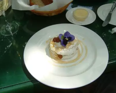Десерт из сыра маскарпоне с фруктами и кремом шантильи.